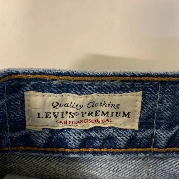 Levi's Women's 501 Classic Straight 5 Pocket Distressed Raw Hem Jean Short SZ 27 - Picture 5 of 11